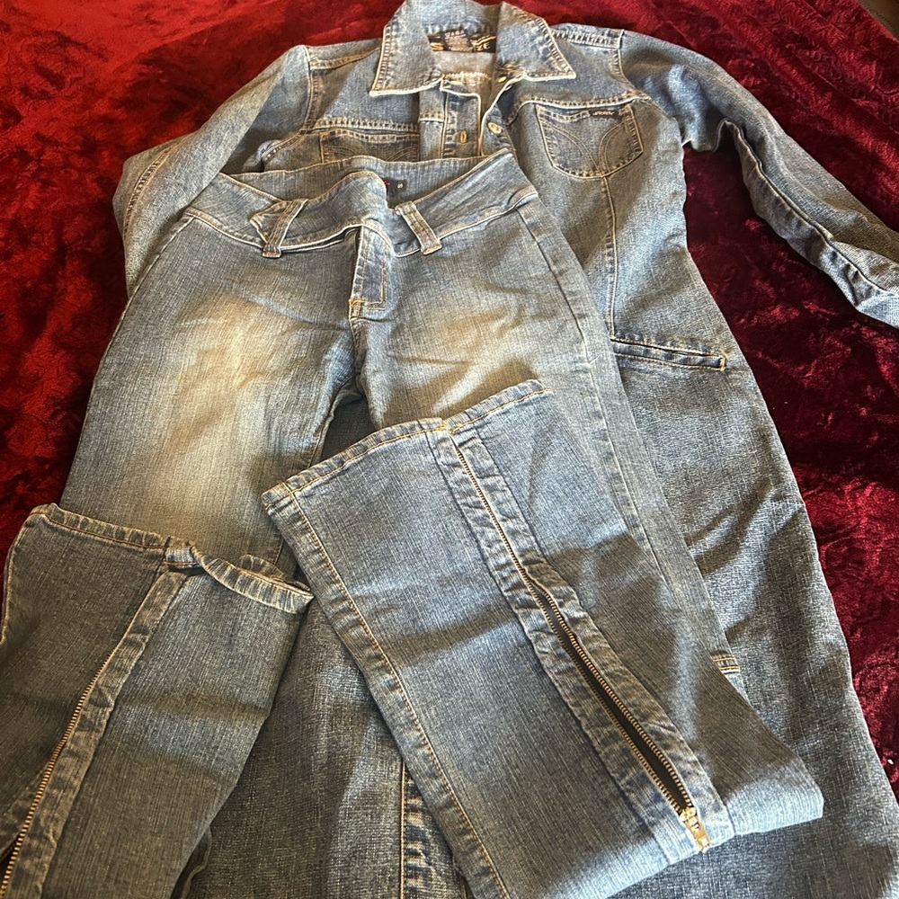 Women's Blue Zip-Accent Flared Jeans